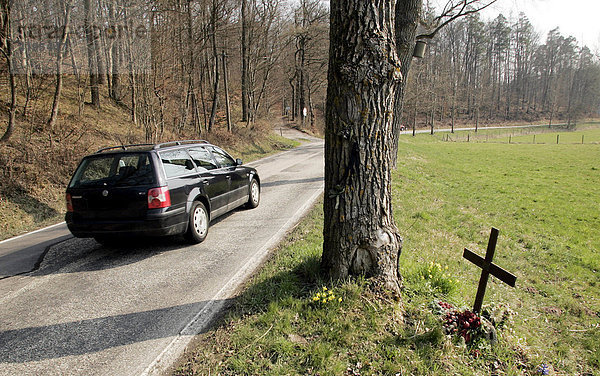 Ein Kreuz aus Holz erinnert an einer kurvigen Landstraße an einen Verkehrstoten  nahe Stuttgart  Deutschland