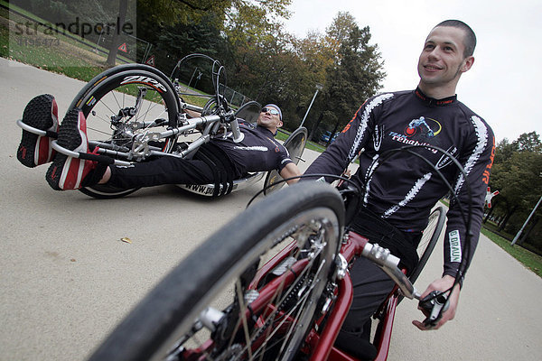Rollstuhlfahrer trainieren für einen Marathon  Dresden  Sachsen  Deutschland