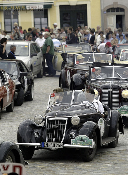 Oldtimer-Rallye Sachsen Classic auf dem Altmarkt in Bischofswerda  Sachsen  Dresden