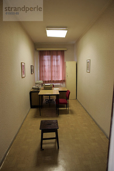 Verhörzimmer in der ehemaligen Untersuchungs-Haftanstalt des Ministeriums für Staatssicherheit (MfS  Stasi) Dresden  Sachsen  Deutschland.