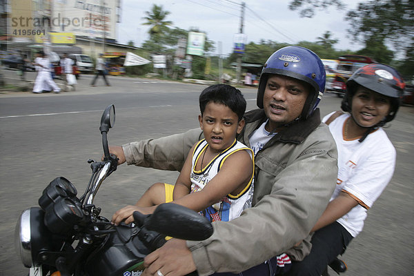 Familienausflug auf dem Motorrad  Godagama  Sri Lanka  Südasien