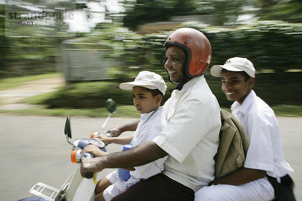 Familienausflug auf dem Motorrad  Godagama  Sri Lanka  Südasien