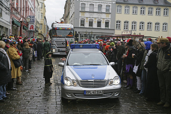 Karneval  Polizeiwagen an der Spitze des Rosenmontagszug in Koblenz  Rheinland-Pfalz  Deutschland