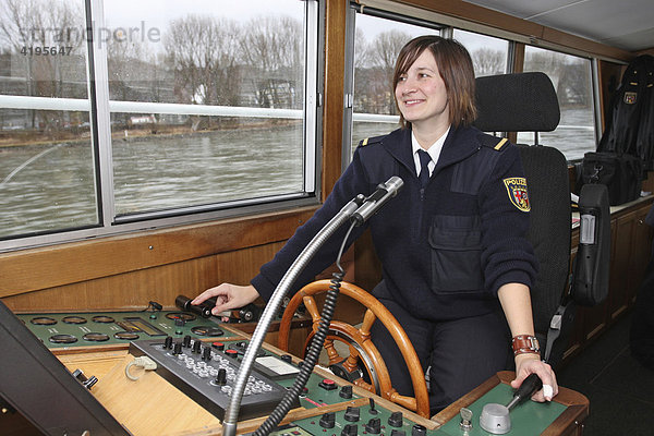Polizeikommissarin Katrin Pletsch am Steuer des Polizeibootes WSP 11 auf dem Rhein bei Koblenz  Rheinland-Pfalz  Deutschland