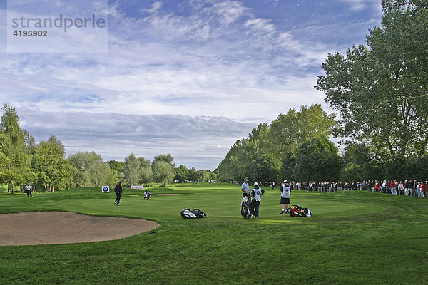 Golfplatz mit Spieler auf dem BMW International Open Golfturnier in München Nord-Eichenried