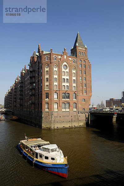 Ausflugsschiff in der Speicherstadt  Hamburg Deutschland