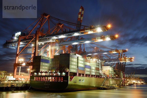 Containerschiff am Eurogate  Hafen Hamburg  Deutschland