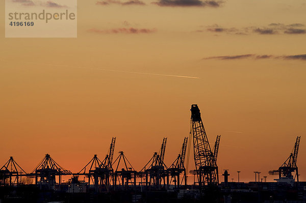 Sonnenuntergang mit Blick von den Landungsbrücken in Hamburg  Deutschland  Europa