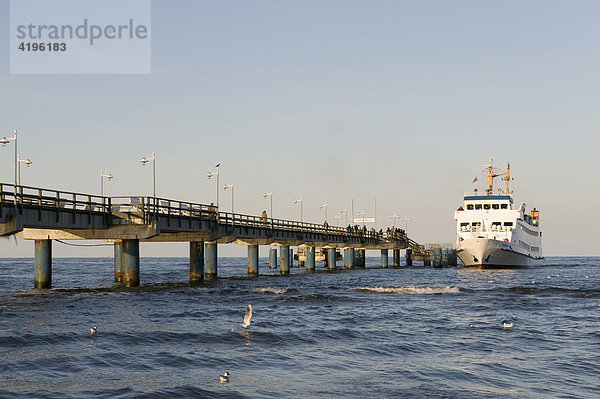 Seebrücke  Passagierschiff Adler-Dania  Seebad Bansin  Insel Usedom  Mecklenburg-Vorpommern  Deutschland  Europa
