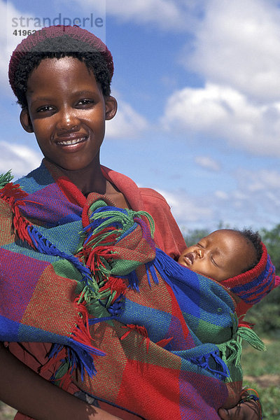Junge Buschmannfrau mit Baby im Buschmannland Namibia