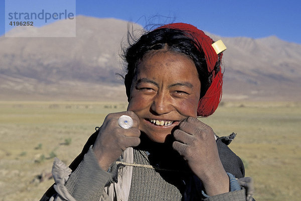 Tibetischer Junge beim Scherzen Tibet