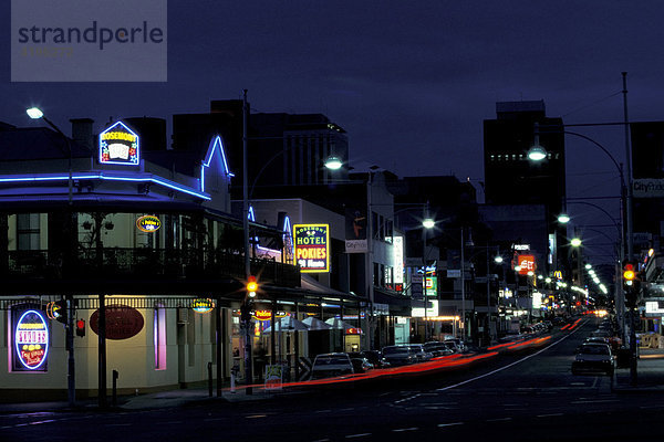 Hindley Street bei Nacht Adelaide Australien