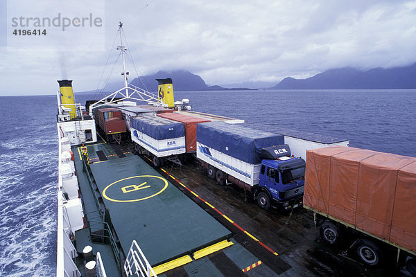 Containerschiff Faehre in der Magellanstrasse Chile