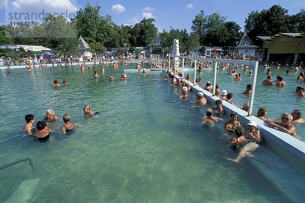 Badegaeste sitzen und kuren im Schwimmbecken des Heilbades Heilband Kur Harkany Ungarn