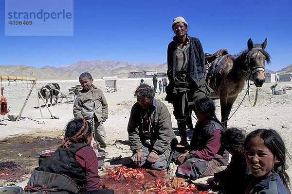 Nomaden beim schlachten Schlachtung von Schafen Tibet