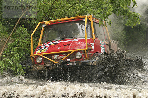 Unimog faehrt durch Wasser bei Rallye Berlin-Breslau