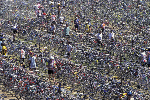 Fahrraeder Fahrräder auf Parkplatz Cape Argus Cycle Tour Kapstadt Suedafrika