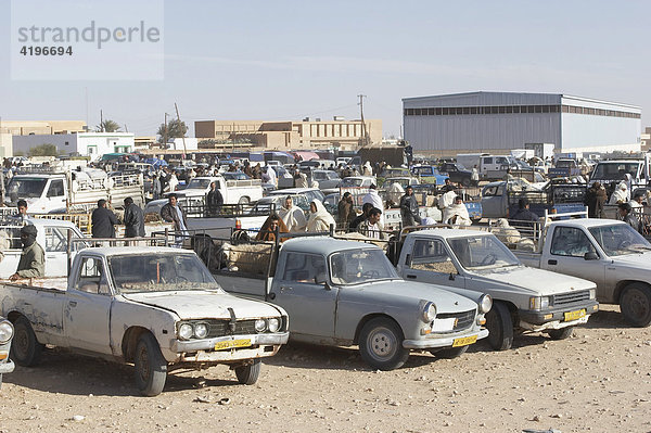 Autos auf einem Marktplatz  Lybien