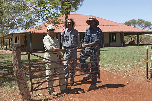 Drei Ranger Aborigines am Besucherzentrum Millstream Chichester National Park Pilbara Region Westaustralien WA