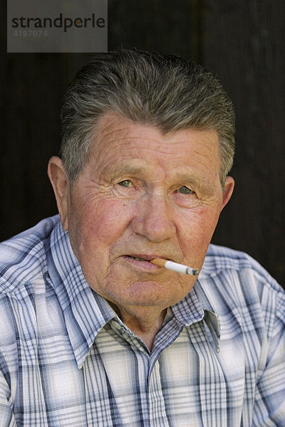 Porträt eines rauchenden alten Mannes