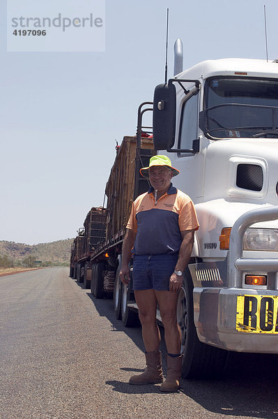 Fahrer eines Road Train in Westaustralien WA  Australien