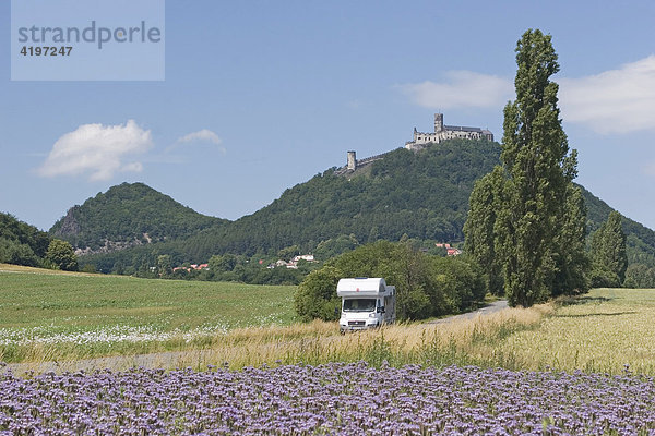 Wohnmobil auf Strasse  Burg Bezdez  Burg Bösig  Tschechien