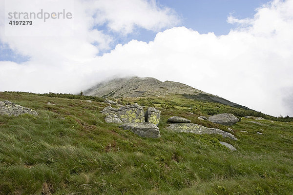 Blick zur wolkenverhangenen Schneekoppe  Snezka  1602 m  Riesengebirge  Tschechien