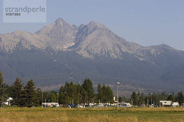 Campingplatz Eurocamp Ficc vor dem Berg Lomnický ötít (Lomnitzer Spitze)  2634 m  Hohe Tatra  Slowakei