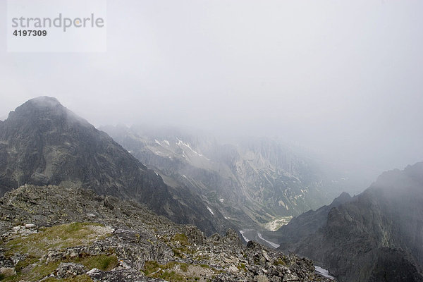 Blick vom 2634 m hohen Lomnický ötít (deutsch Lomnitzer Spitze)  der Lomnický ötít ist der zweithöchste Berg der Hohen Tatra Slowakei