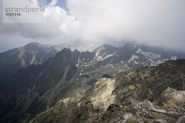 Blick vom 2634 m hohen Lomnický ötít (deutsch Lomnitzer Spitze)  der Lomnický ötít ist der zweithöchste Berg der Hohen Tatra Slowakei