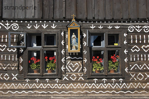 Rajec Tal  Ort Cicmany mit Holzhäusern  die Farbe sollte im 18. Jahrhundert gegen Feuchtigkeit und das austrocknen durch Sonnenstrahlen helfen Slowakei