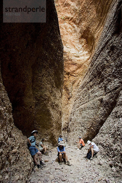 Touristengruppe  Echidna Chasm Schlucht  Bungle Bungle  Purnululu National Park  Unesco Weltkulturerbe  Kimberley  Westaustralien  WA  Australien
