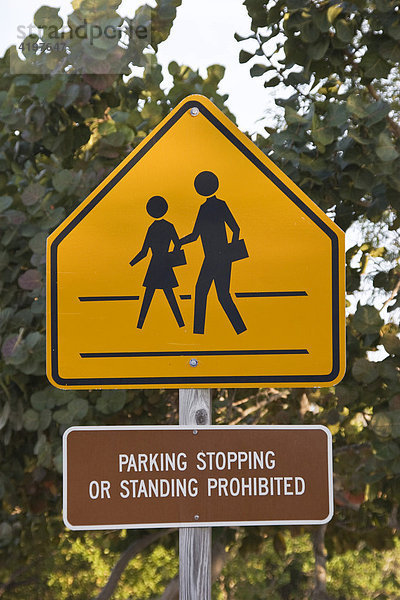 Verkehrsschild: Stehen  Stoppen und Parken nicht erlaubt  USA