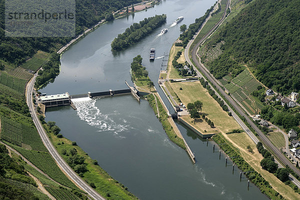 Luftaufnahme der Moselstaustufe und der Schleuse Lehmen (Kreis Mayen-Koblenz)  Rheinland-Pfalz  Deutschland