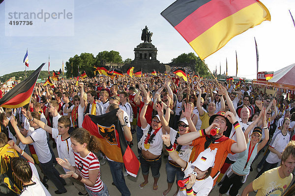 Mehrere tausend Fußballfans sehen am Freitag (09.06.2006) am Deutschen Eck in Koblenz bei der Übertragung des eröffnungsspiels der Fussball-Weltmeisterschaft 2006. Koblenz  Rheinland-Pfalz  Deutschland.