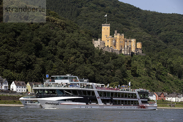 Das KD-Schiff Rheinenergie passiert auf dem Rhein das Schloß Stolzenfels bei Koblenz  Rheinland-Pfalz  Deutschland.