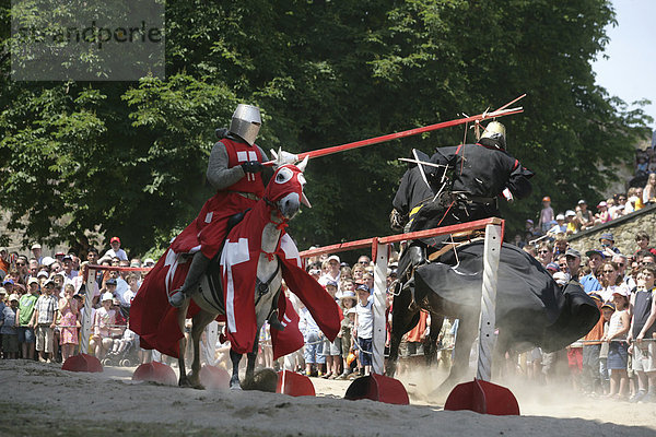 Zwei Ritter auf Pferden kämpfen bei den Historienfestspielen auf der Koblenzer Festung Ehrenbreitstein mit Lanzen. Koblenz  Rheinland-Pfalz  Deutschland