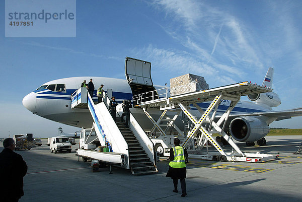 Ein Flugzeug der Fluggesellschaft Aeroflot wird auf auf dem Flughafen beladen  Frankfurt-Hahn  Rheinland-Pfalz  Deutschland