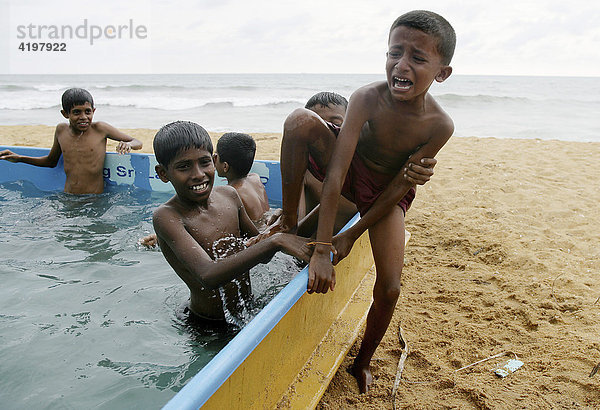 Sri Lanka  Swim-Lanka-Projekt  Kinder  die den Tsunami überlebt haben  werden mit Pools am Strand wieder an das Wasser gewöhnt. Colombo  Sri Lanka