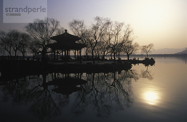 Eine Pagode spiegelt sich in einem see im Garten des Sommerpalasts  Peking  China.