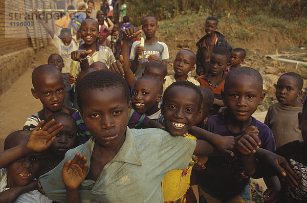 Strassenkinder in Ruandas Hauptstadt Kigali  Ruanda Afrika