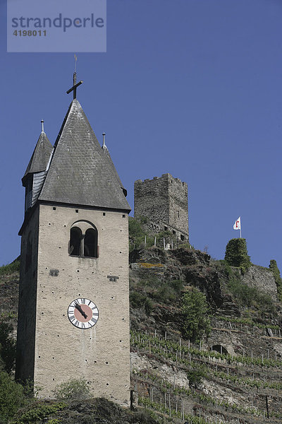 Die Niederburg und der Glockenturm der Pfarrkirche St. Lubentius in Kobern-Gondorf  Rheinland-Pfalz  Deutschland