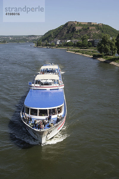 Fahrgastschiff auf dem Rhein vor der Festung Ehrenbreitstein bei Koblenz  Rheinland-Pfalz  Deutschland