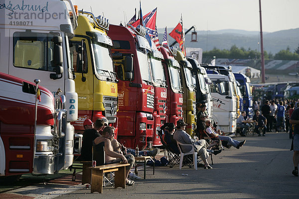 Trucker machen eine Pause auf einem Rastplatz