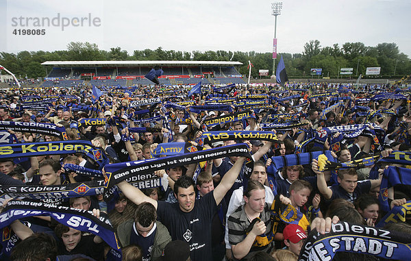 Fans des Fussball-Zweitligisten TUS Koblenz  Rheinland-Pfalz  Deutschland
