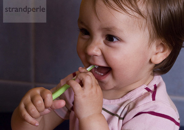 Einjähriges Mädchen beim Zähneputzen