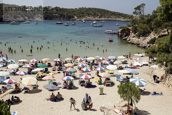 Am Cala Portinatx auf Ibiza liegen die Sonnenhungrigen  Spanien  Europa