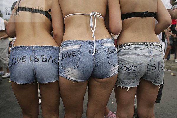 Drei Mädchen mit shorts bei der Loveparade in Berlin Deutschland