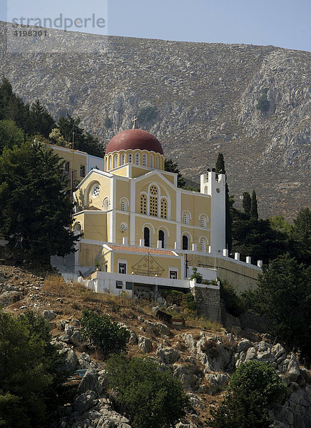 Kirche über Symi  der Hafenstadt der gleichnamigen Insel bei bei Rhodos  Griechenland