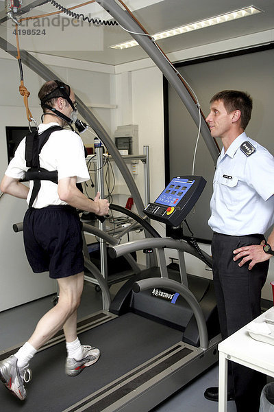 Oberstarzt Dr. Dr. Dieter Leyk überwacht einen Läufer auf einem Laufband am Zentralen Institut des Sanitätsdienstes der Bundeswehr in Koblenz  Baden-Württemberg  Deutschland